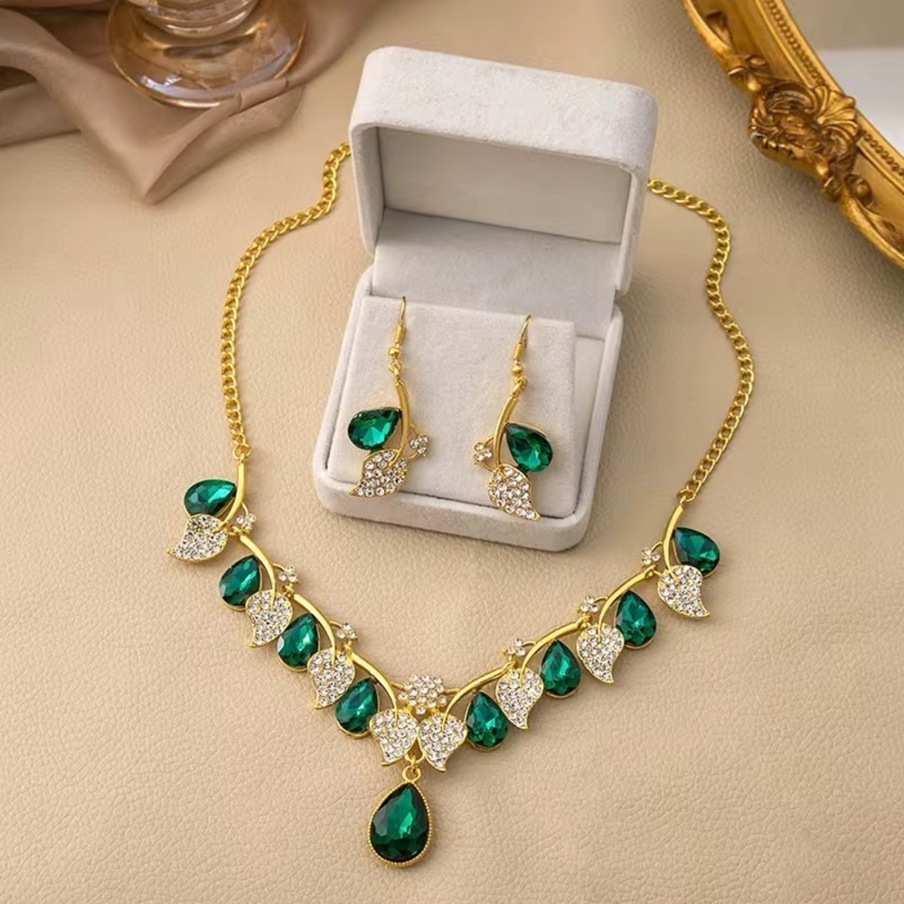 Elegant Green and Gold Necklace and Earring Set. - Picture 3 of 4